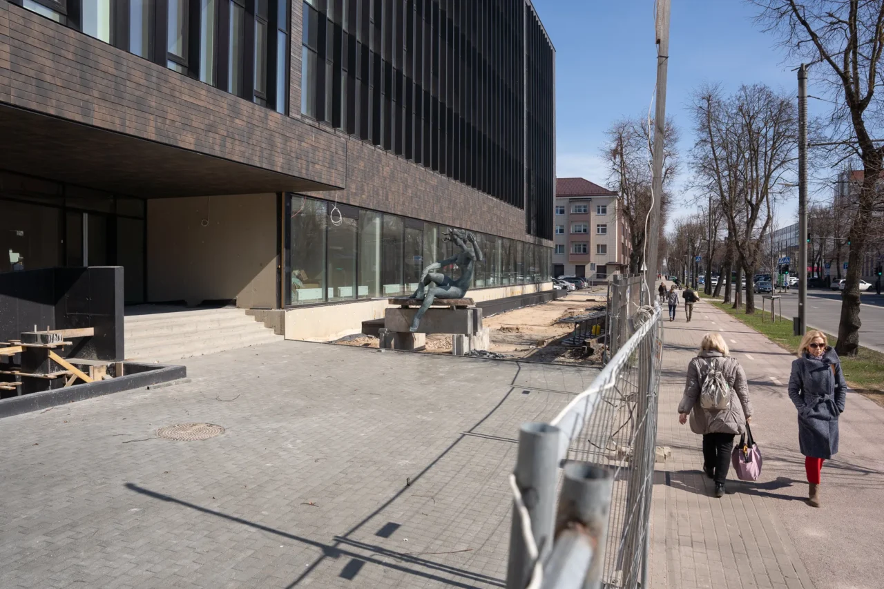 Dramatiškus įvykius išgyvenusi skulptūra grįžta į savo vietą